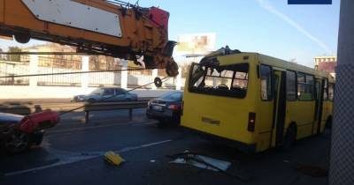 Грузовой кран протаранил маршрутку в Одессе, есть пострадавшие (ФОТО)