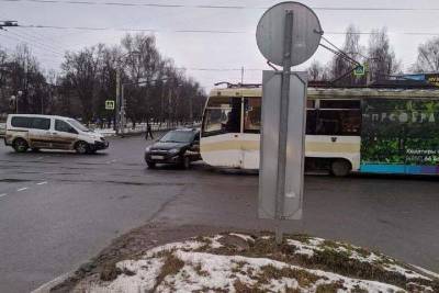 В Ярославле легковушка попала под трамвай.