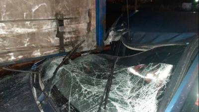 В Рязани иномарка врезалась в стоящую фуру – погиб пассажир