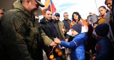Мэр Степанакерта поздравил российских миротворцев с профессиональным праздником