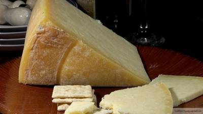 Цены на сыр обвалились на 40% из-за пандемии
