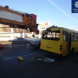 В Одессе кран врезался в маршрутный автобус: есть пострадавшие. Фото