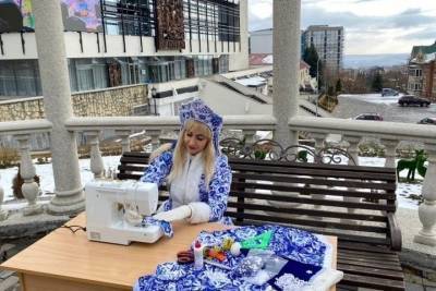 Снегурочка в Железноводске сшила защитные маски для команды Деда Мороза