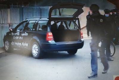 Автомобиль с надписями врезался в ворота ограждения офиса Меркель