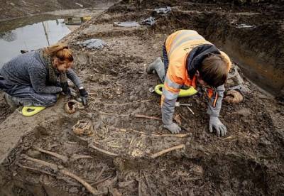 Археологи обнаружили загадочное захоронение десятков людей времен Средневековья (фото)