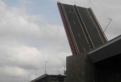 Разводку Ладожского моста на трассе «Кола» перенесли по просьбе судовладельца