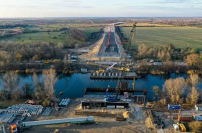 Через канал Днепр – Донбасс строят новый мост: опубликованы ФОТО