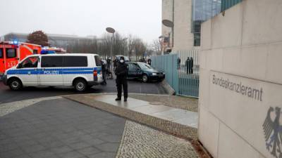 В Берлине автомобиль врезался в ворота резиденции Меркель
