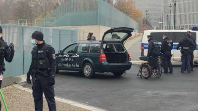 "Антикарантинный" автомобиль протаранил ворота ведомства Ангелы Меркель в Берлине