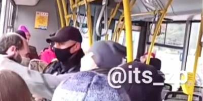 Не хватило сидячего места: в Запорожье люди вытолкали из автобуса лишнего пассажира — видео