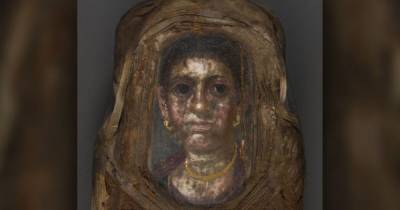 В египетской мумии с изображением женщины нашли 5-летнего ребенка и "скарабея"