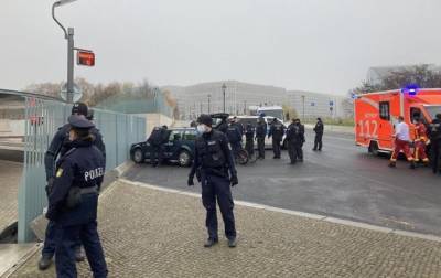 В Берлине авто врезалось в ворота офиса Меркель