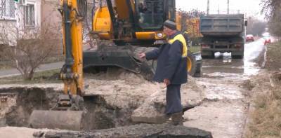 Город с “хозяйственником”: из-за очередной аварии в Харькове затопило половину квартала, вода в домах
