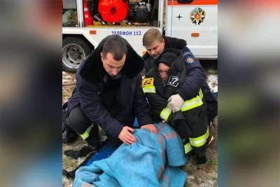 Спасатели в Подмосковье достали из воды провалившегося под лед рыбака