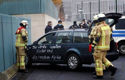 Машина врезалась в ворота канцелярии Меркель