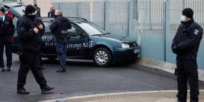 Берлинское здание ведомства Меркель атаковал автомобиль, разрисованный проклятиями