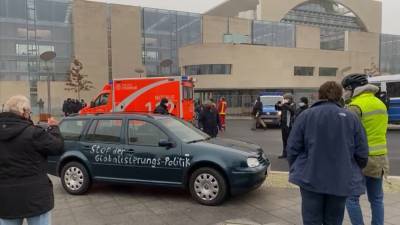 Полиция задержала таранившего ворота резиденции Меркель водителя