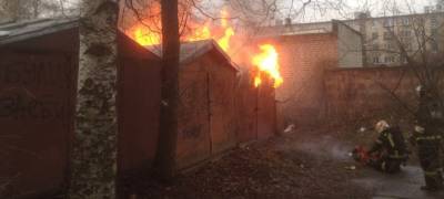 В центре Петрозаводска загорелись гаражи (ФОТО)