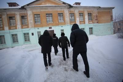 Чиновники проводят проверку в школе Петербурга, где учительница обматерила ученика