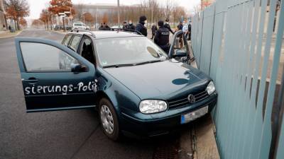 Ворота офиса канцлера Германии протаранил легковой автомобиль