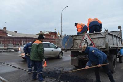 На Новом мосту в Астрахани заасфальтировали яму с гипсокартоном и ведром