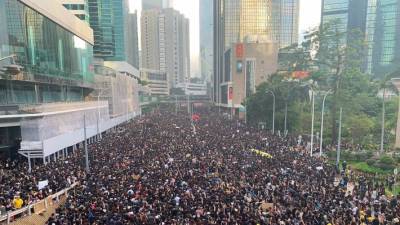 Гонконг готовится к протестам под осадой резолюций из Пекина