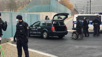 Полицейские не рассматривают инцидент у офиса Меркель в Берлине как теракт