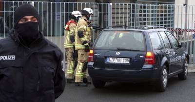 В ограду резиденции Меркель в Берлине врезался автомобиль с антиглобалистскими надписями