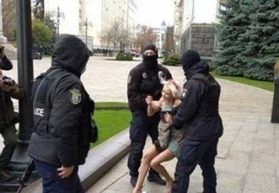 Под ОП задержали обнаженную активистку (фото)