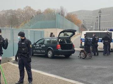 В Берлине автомобиль протаранил ограждение резиденции канцлера Германии
