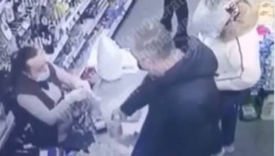 Покупатель супермаркета сорвал злость на кассире, видео: "взбесился из-за сдачи в монетах"