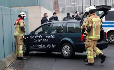 Bild (Германия): в ворота Меркель врезалась машина с надписью «чертовы убийцы детей и стариков»
