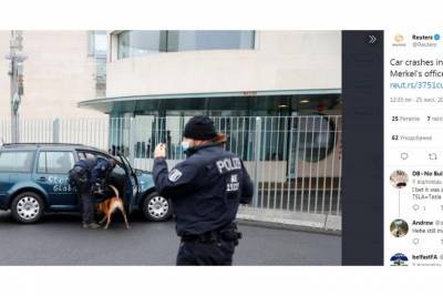 В резиденцию канцлера Германии врезался автомобиль с провокационными надписями