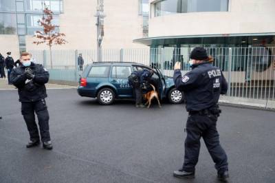 В ворота резиденции Меркель врезался автомобиль с надписью " Вы чертовы убийцы детей и стариков"