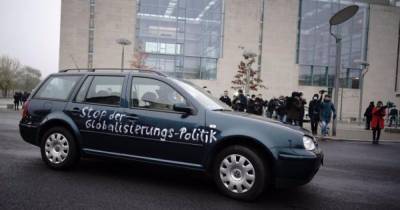 "Вы убийцы детей". В Берлине автомобиль с лозунгами протаранил резиденцию Ангелы Меркель