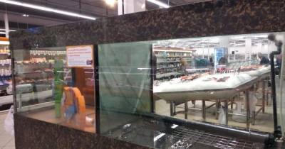 Полуголый блогер залез в аквариум с рыбой: 36 кг карпов в супермаркете Херсона теперь утилизируют