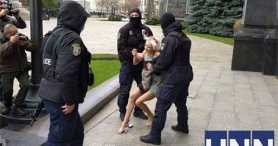 Под Офисом президента полиция задержала голую девушку