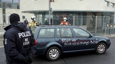 Вторая попытка: исписанный лозунгами автомобиль уже таранил ворота резиденции Меркель
