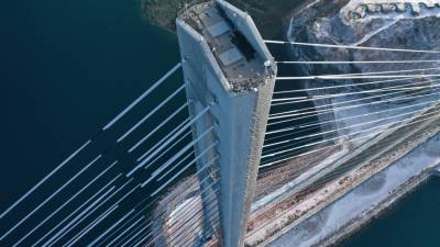 С моста на острове Русский во Владивостоке сняли почти 900 тонн льда
