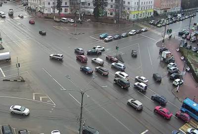 Столкнувшиеся в центре Твери автомобили создали пробку на площади Капошвара