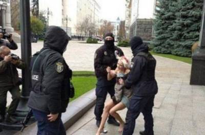 Поддержала первую Леди Украины? Обнаженную активисту стаскивали с шара под ОП