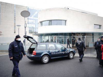 В ворота резиденции Меркель врезался автомобиль с надписью "Вы чертовы убийцы детей и стариков"