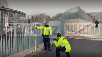 Появилось видео с места въезда машины в ворота резиденции Меркель