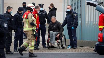 Полиция ФРГ проверит психическое состояние наехавшего на офис Меркель