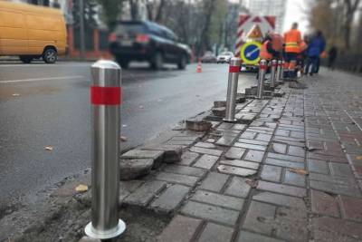 Киевские водители объявили войну парковочным столбиками: подробности