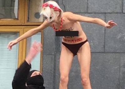 Возле ОП обнаженная активистка пыталась изобразить «девочку на шаре»
