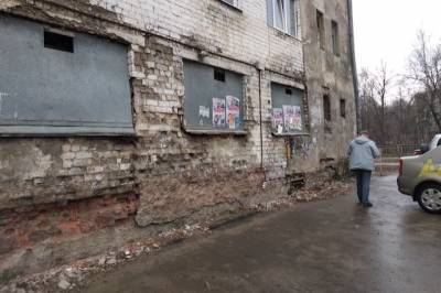 В Ростове две пенсионерки провалились сквозь пол своей квартиры в подвал