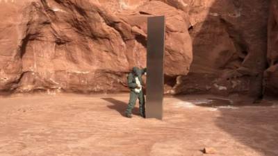 В США посреди пустыни обнаружили загадочную металлическую стелу