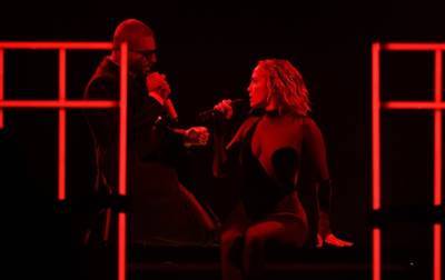 Дженнифер Лопес показала "горячий" танец на AMA