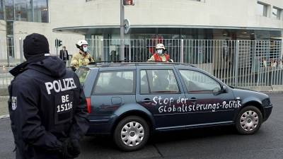 В ворота канцелярии Меркель врезался автомобиль с политическими лозунгами